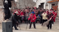 带着村里的大婶大妈一起嗨皮