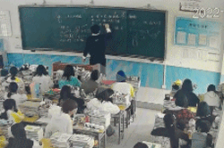 上课悄悄溜到老师身后吓他一跳