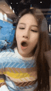 美女对着透明玻璃变身猪八戒