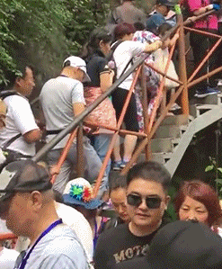 本想来爬山看下风景，没想到变成了人看人