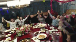 一群人一起聚餐一起嗨