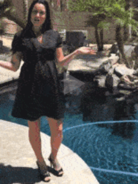 穿高跟鞋在水池边时一定要小心