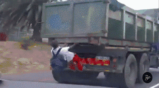 挂在大货车后面的勇敢小黑哥