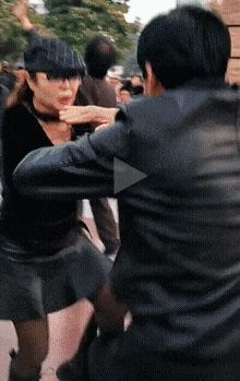 在公园里尬舞的牛鬼蛇神