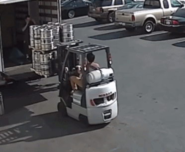 叉车司机反应真快！伸手接住避免了损失