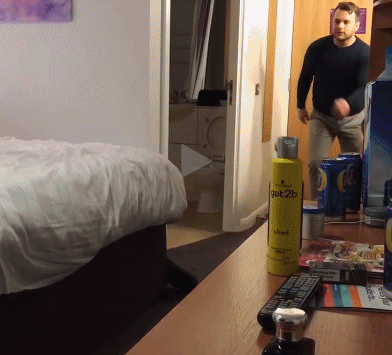 好好上个床不行吗？这下摔疼了吧