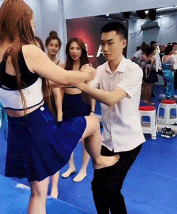 男女玩游戏时不小心踢到了男人的弱处