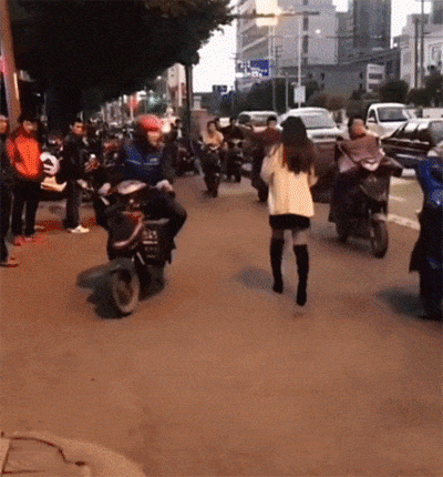 外卖员骑车只顾看美女，没想会把车摔散架