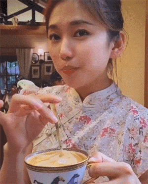 美女演示一下名媛是如何喝咖啡的？没想到出了点小意外