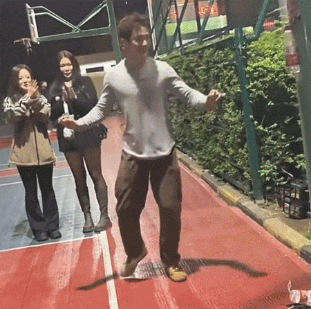 很想在妹子们面前秀下腿功，没想到地上太滑了