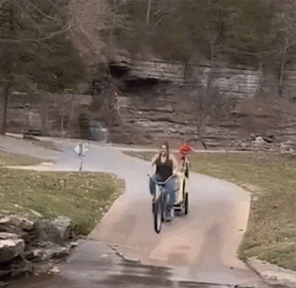 没想到妈妈骑车的技术还不如儿子，摔到水沟里太糗了