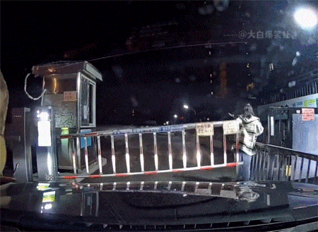 妹子被自动升起的停车场栏杆脱掉衣服，幸好不是在夏天