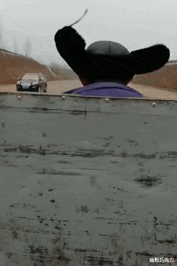 农村大叔的这个帽子很动感很拉风