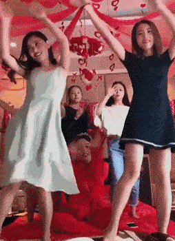 新娘领着伴娘们在床上跳舞，玩得真嗨