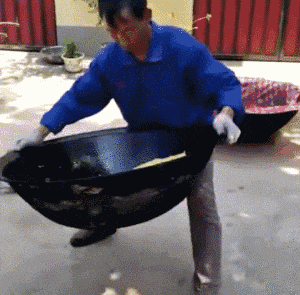 大爷端起大锅任性翻饼，没几十年功力难做到