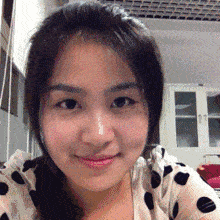 可爱美女对着镜头吐舌头