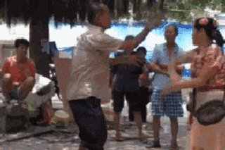 公园里大爷和大妈在切磋武功