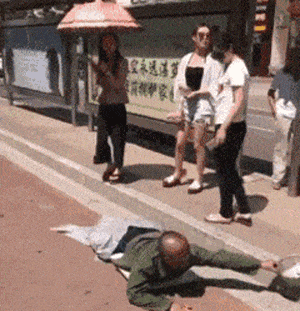 公交站台边乞讨的男子，被妹子不经意间识破残疾身份