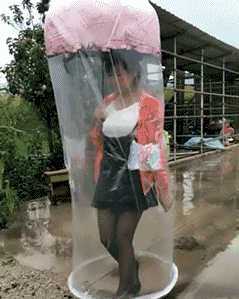 美女撑的雨伞很另类，全方位防雨淋湿身体