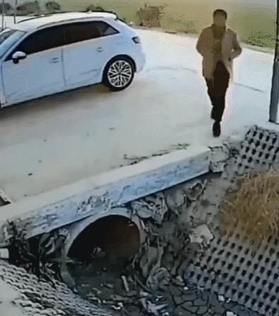 一男子兴高采烈的回家，没想到一下摔到了沟里