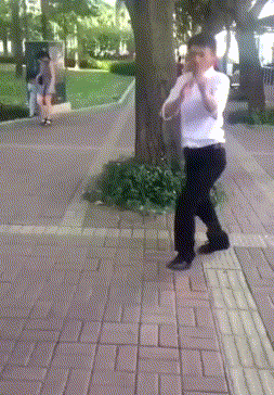 给大家表演一下高踢腿，没想到裆开了，好尴尬