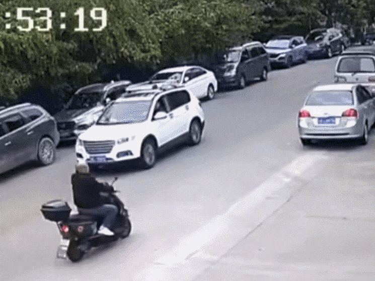 电动车发怒了，一路火花带闪电