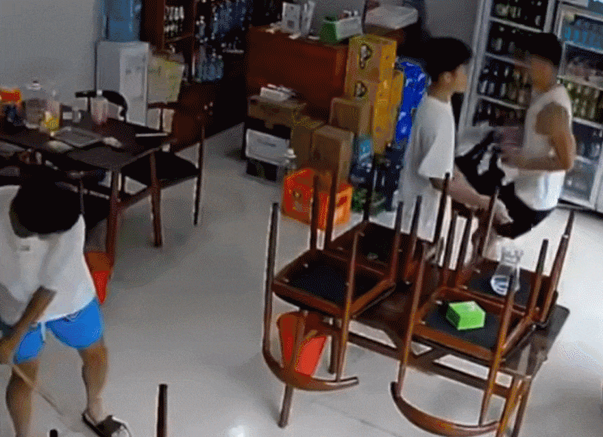 小伙只想好好吃个饭，没想到一进来就摔倒在地