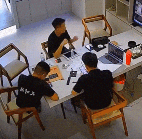 这喷嚏威力真大，竟然把黑板都震倒下来了