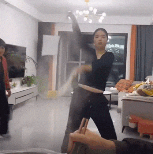 女儿录拉面视频，没想到老妈撞入镜头，结果悲剧了