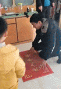 一男子跪下用力磕头，没想到把盆子套在了头上