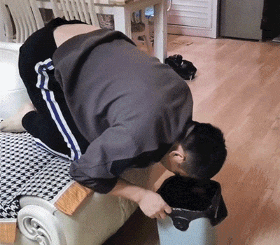 兄弟喝多了准备吐垃圾桶，没想到一头栽进去了