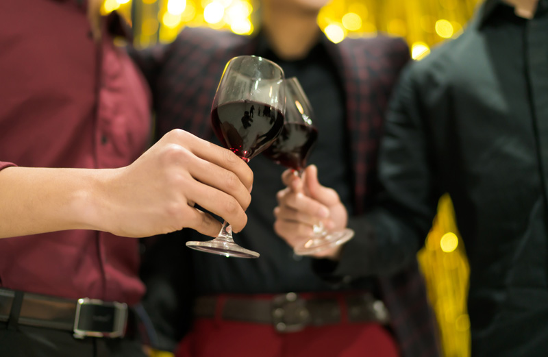 职场精英聚会喝酒碰杯