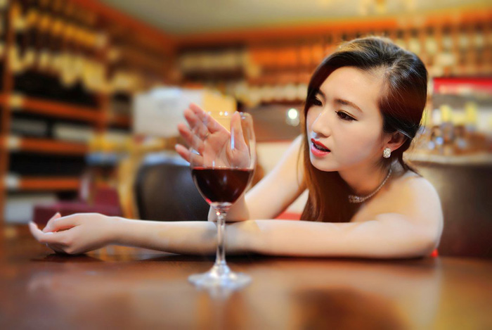 美女一个人独自喝闷酒