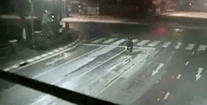 幸好在路口看了一下后视镜，要不然小命没了