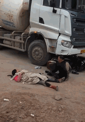 骑电动车被大货车压在了车下