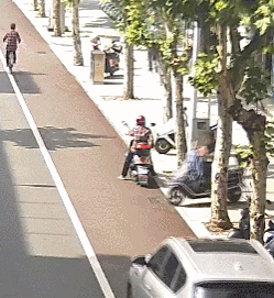 把车开到非机动车道上，结果撞倒两部电动车