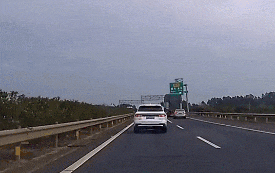 高速上急刹容易被后车追尾