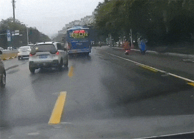 马路上实线变道，随意加塞，出事故负全责