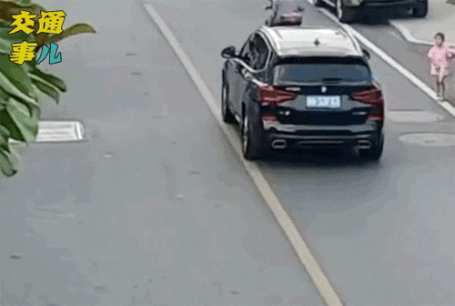 谁家的小孩这样横穿马路？出事后家长该哭了