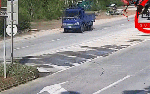 车辆失控撞上花坛，车头瞬间报废