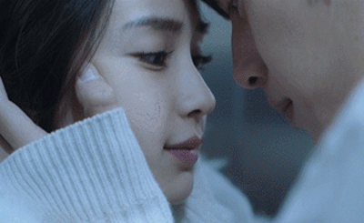 男女主角浪漫而热烈的接吻镜头