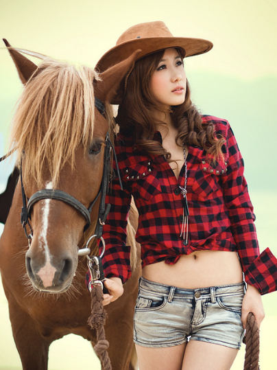 西部牛仔风格的骑马女郎