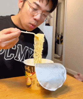 爸爸不想让女儿吃方面便，一秒钟马上变辣