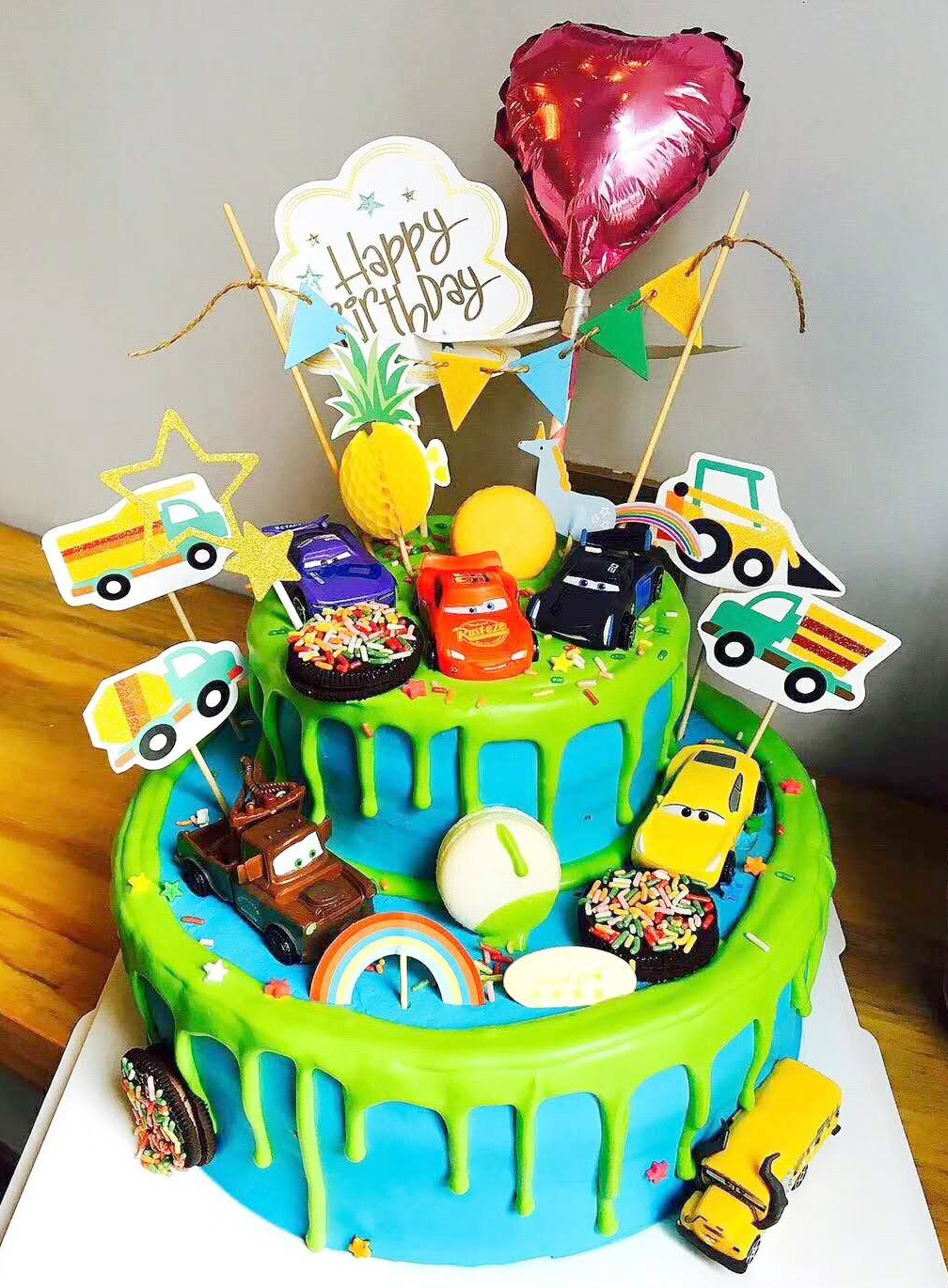 超多小汽车的儿童生日蛋糕