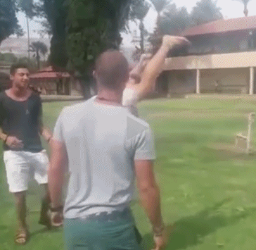 两个男人抱在一起向后翻