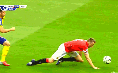 连滚带爬也没能抢到球，太伤心了