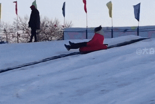 滑雪场上转圈圈，人应该转晕了吧