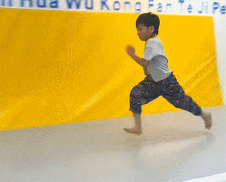 小朋友翻跟头把裤子跳掉了