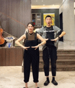 让人羡慕的夫妻同跳《千年等一回》的舞蹈