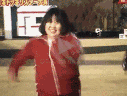 胖妹跑步冲刺，最后一刻掉入坑里